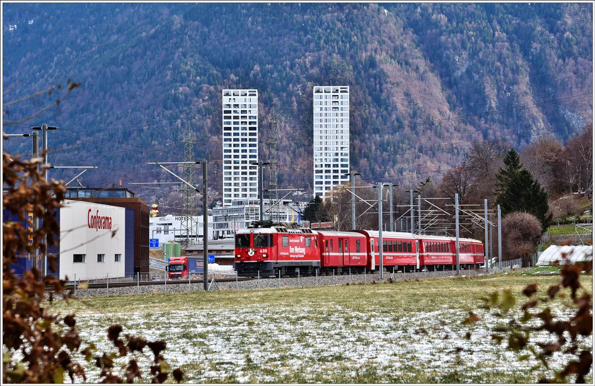 RE1224 mit der Ge 4/4 II 630  Trun  zwischen Chur West und Felsberg mit den Twintowers.(20.12.2016)