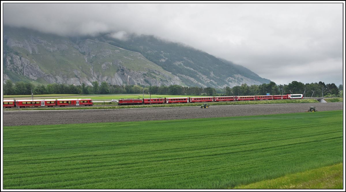 RE1224 nach Disentis/Mustér ist ausnahmsweise mit der Ge 6/6 II 702  Curia  bespannt und kreuzt soeben den IR aus St.Moritz bei Felsberg. (14.05.2020)