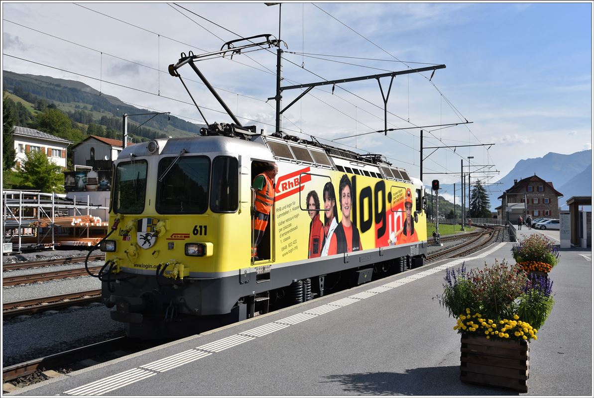 RE1225 aus Disentis ist in Scuol-Tarasp eingetroffen. Lok Ge 4/4 II 611  Landquart  setzt um für die Rückfahrt. (29.08.2016)