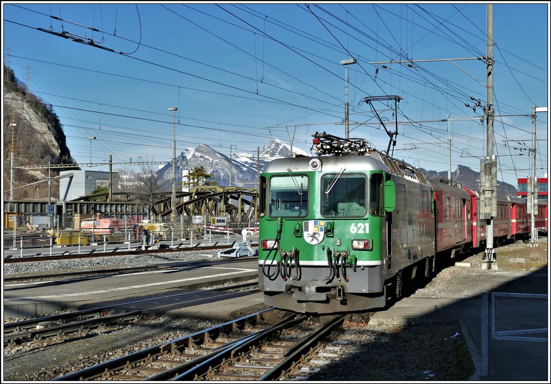 RE1228 aus Scuol mit Ge 4/4 II 621  Felsberg  fährt in Landquart ein. (31.12.2019)