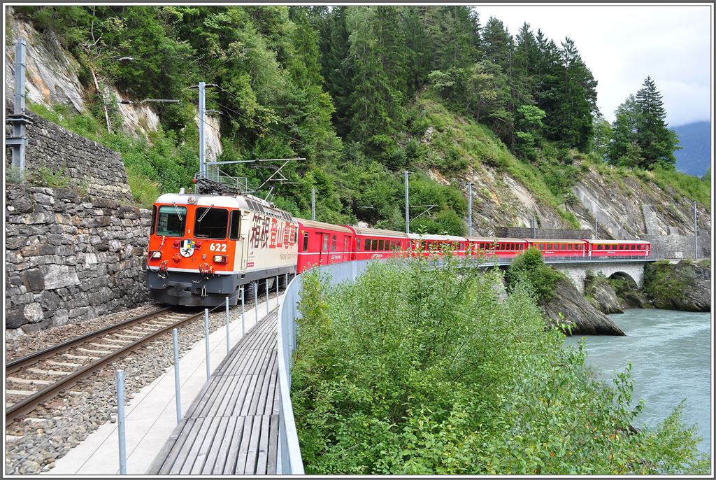 RE1228 mit Ge 4/4 II 622  Arosa  zwischen Reichenau-Tamins und Trin. (10.09.2013)
