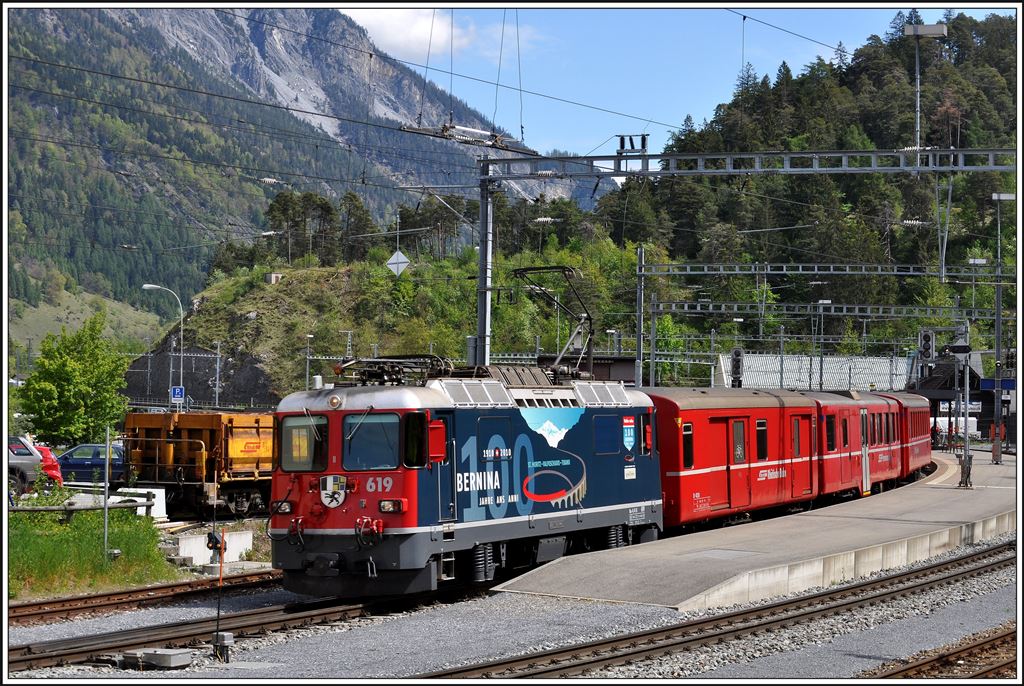 RE1228 mit der Ge 4/4 II 619  Samedan  verlässt Reichenau-Tamins Richtung Disentis. (01.05.2014)