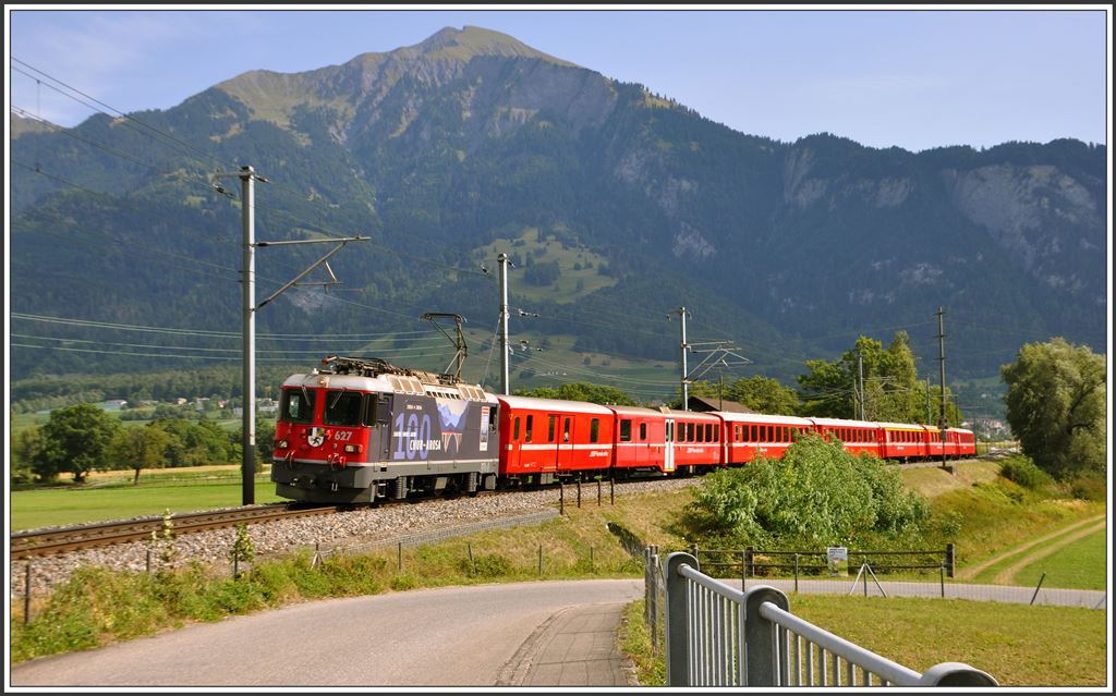 RE1228 mit der Ge 4/4 II 627  Reichenau-Tamins  von Scuol-Tarasp nähert sich Landquart. Im Hintergrund ist der Vilan 2376m zu sehen. (01.09.2015)