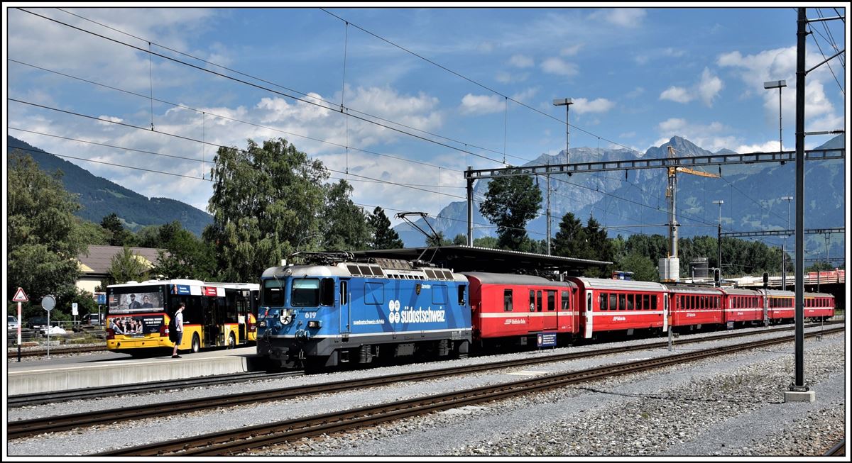 RE1228 nach Disentis mit Ge 4/4 II 619  Samedan  in Untervaz-Trimmis. (14.07.2020)
