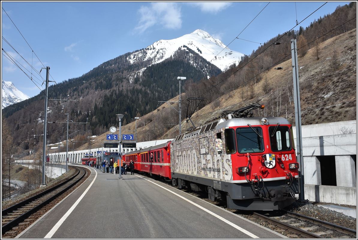 RE1229 mit Ge 4/4 II 624  Celerina/Schlarigna  in Sagliains. (08.04.2018)