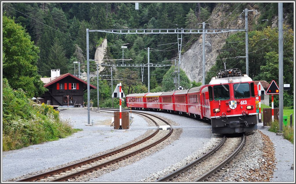 RE1232 mit Ge 4/4 II 613  Domat/Ems  in Trin. (10.09.2013)