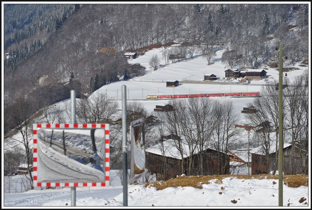 RE1232 mit Ge 4/4 II 611  Landquart  fährt unterhalb von Klosters Dorf talwärts. (28.11.2013)