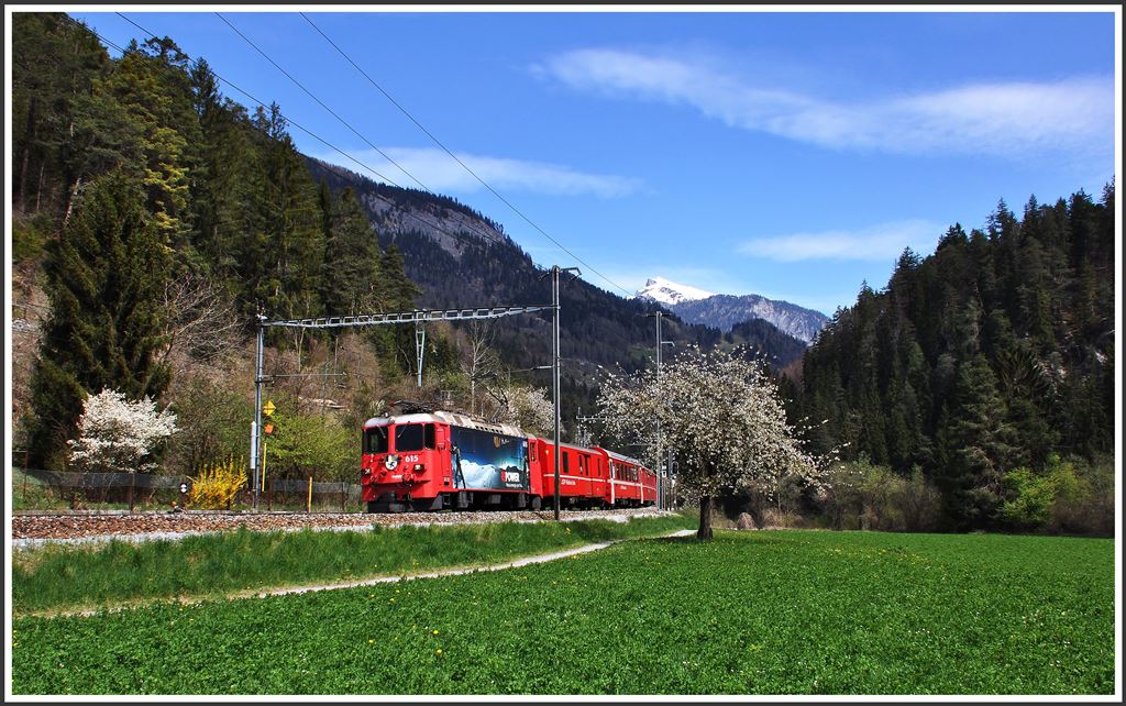 RE1232 mit der Ge 4/4 II 615  Klosters  in Trin. (20.04.2015)