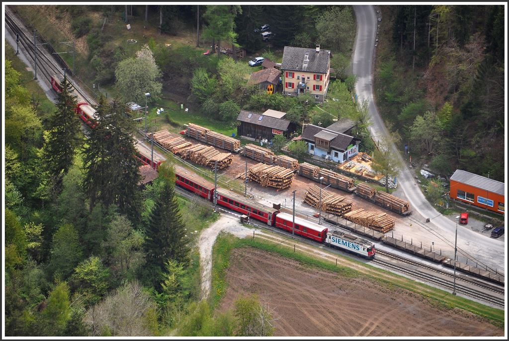 RE1232 mit der Ge 4/4 II 616  Filisur  trifft in Versam-Safien ein. Die Station ist Ausgangspunt der Postautolinie ins Safiental, ist ein Zentrum für Kajakfahrer und Verladeort für Rundholz aus den umliegenden Wäldern. (27.04.2015)