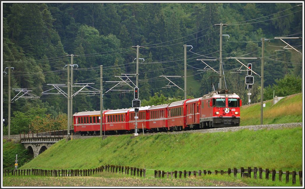 RE1232 mit Ge 4/4 II 613  Domat/Ems  nach Disentis bei Reichenau-Tamins. (19.08.2015)