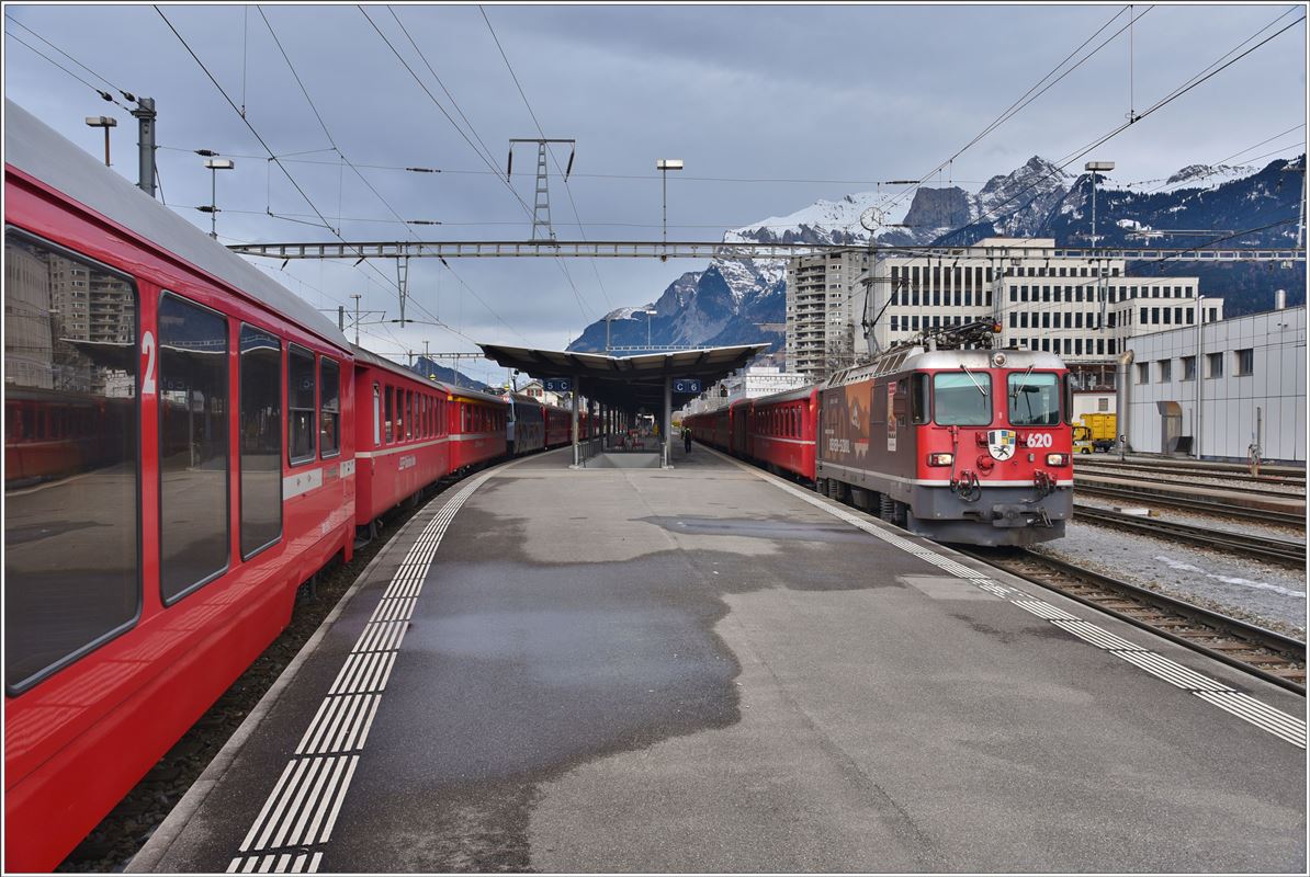RE1232 mit Ge 4/4 II 620  Zernez  in Landquart. (04.02.2017)