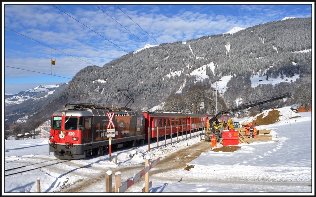 RE1233 mit Ge 4/4 II 620 Zernez zwischen Klosters Dorf und Klosters Platz, wo gegenwärtig an der neuen Doppelspur gebaut wird. (28.11.2013)