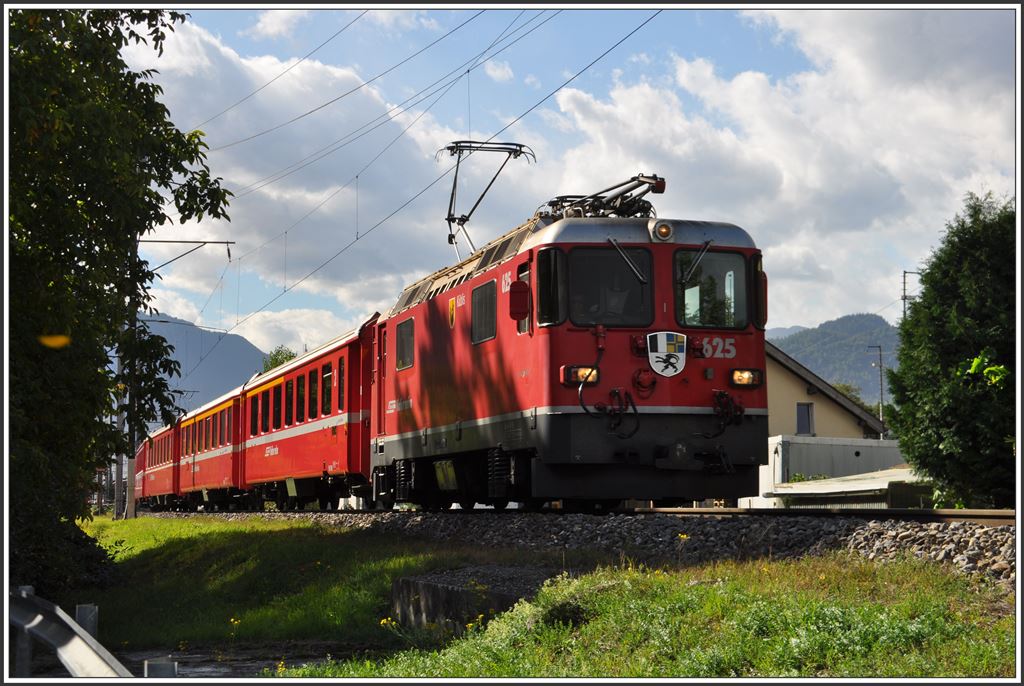 RE1233 mit Ge 4/4 II 625  Küblis  nach Scuol-Tarasp verlässt Landquart. (17.09.2015)