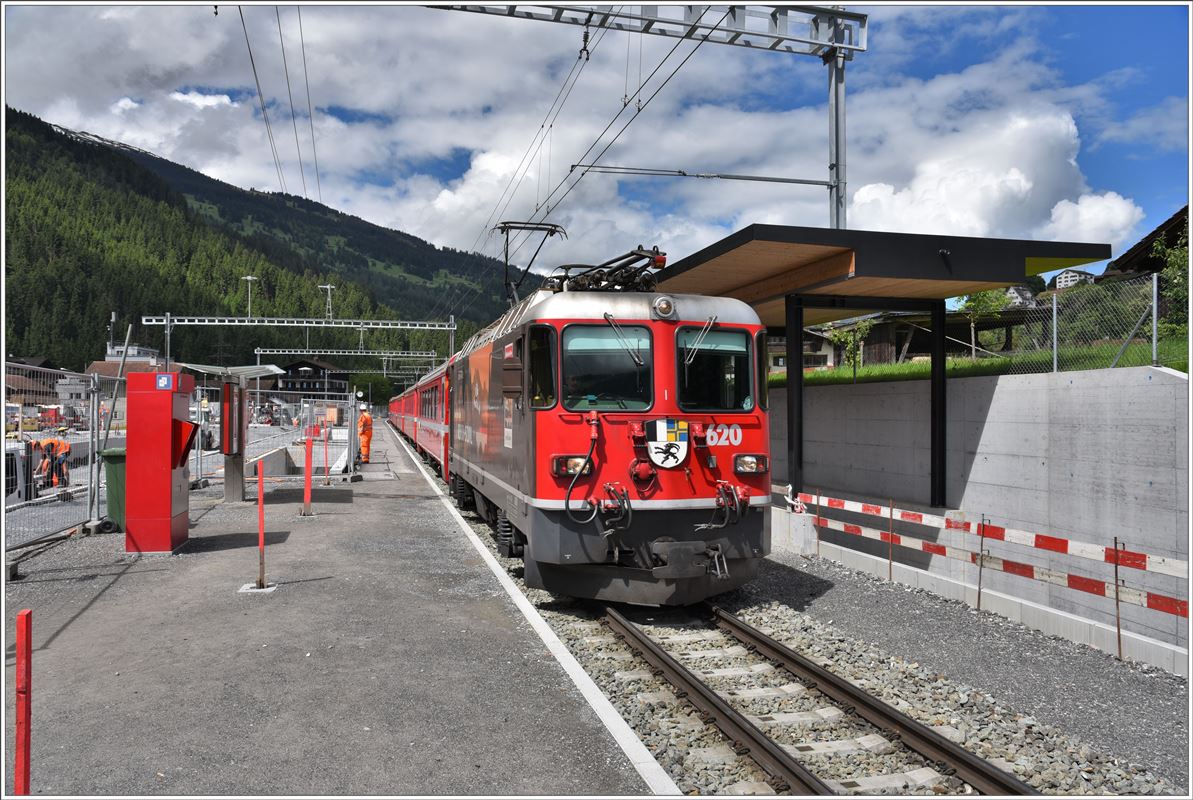 RE1233 mit der Ge 4/4 II 620  Zernez  im Bahnhof Küblis, der zur Zeit umgebaut wird und nur über ein Gleis verfügt. (06.06.2016)