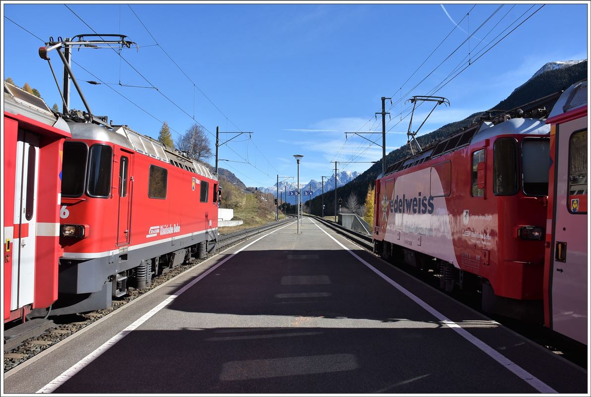 RE1233 nach Scuol-Tarasp mit Ge 4/4 II 626  Malans  trifft in Sagliains auf den R1933 nach Pontresina mit der Ge 4/4 II 618  Bergün/Bravuogn . (31.10.2017) 