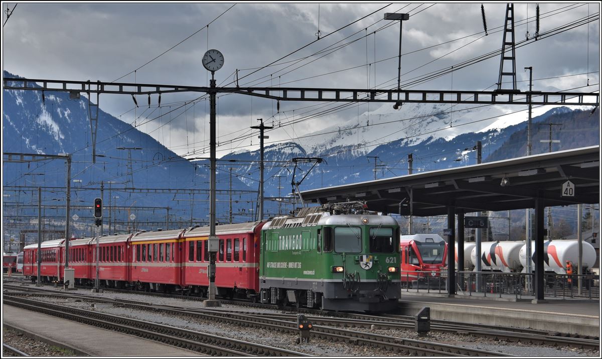 RE1233 nach Scuol-Tarasp mit Ge 4/4 II 621  Felsberg  in Landquart. (04.04.2018)
