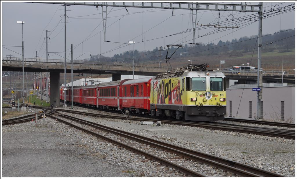 RE1236 mit Ge 4/4 II 611  Landquart  in Untervaz-Trimmis. (25.11.2014)