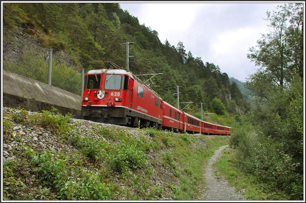 RE1236 mit Ge 4/4 II 628  S-chanf  bei Trin. (19.08.2015)