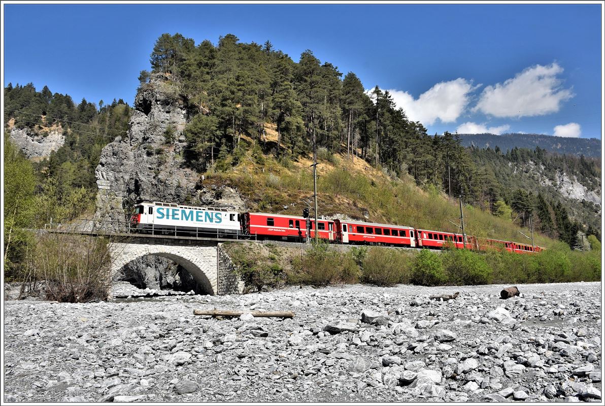RE1237 mit Ge 4/4 II 616  Filisur  auf der Brücke über den Flem am Eingang zum Val Pintrun. (14.04.2017)