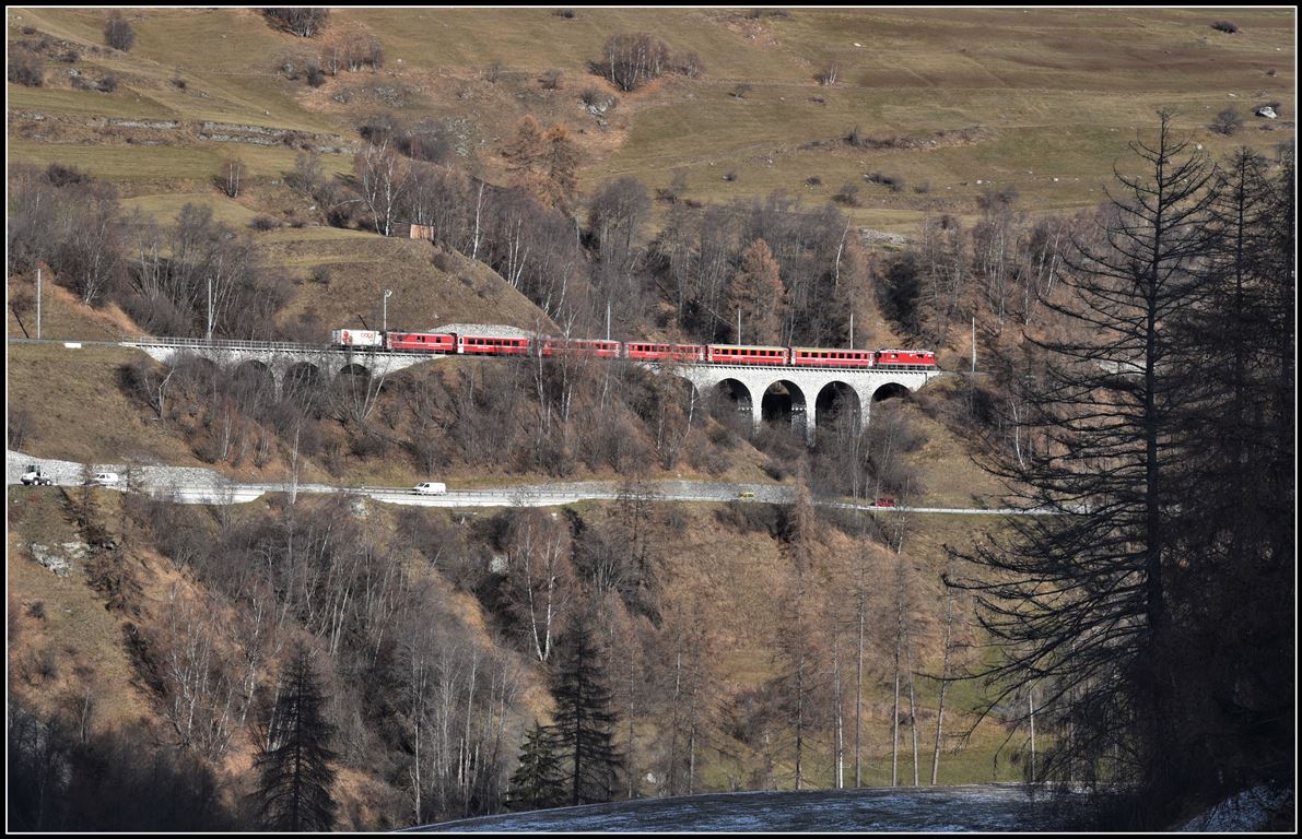 RE1237 mit Ge 4/4 II 631  Untervaz  zwischen Lavin und Guarda. (28.11.2018)