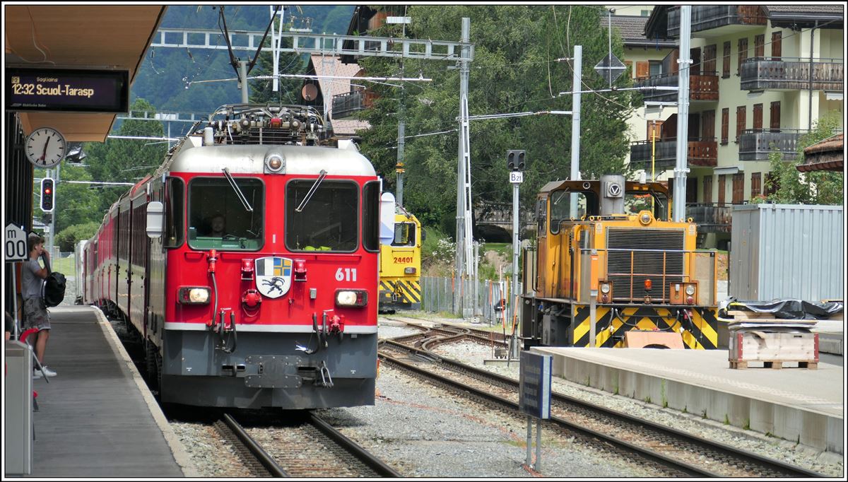 RE1237 mit Ge 4/4 II 611  Landquart  nach Scuol-Tarasp fährt in Klosters ein. (01.07.2020)
