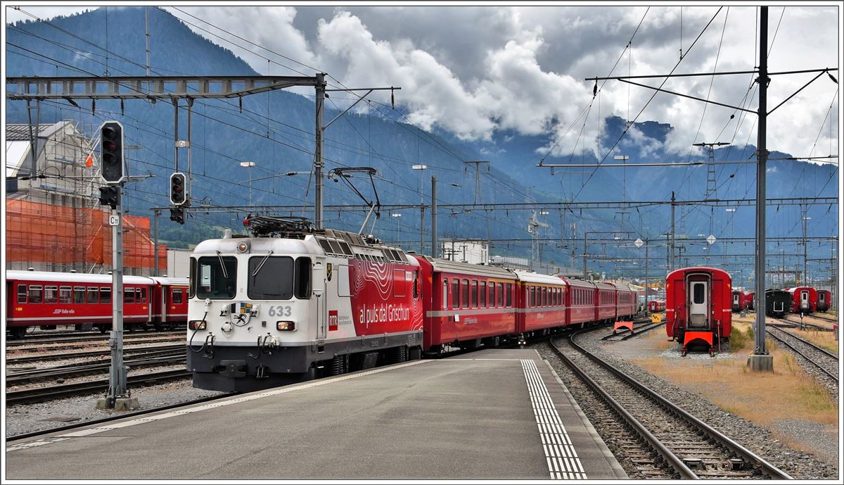 RE1237 mit Ge 4/4 II 633  Zuoz  in Landquart. (08.06.2016)