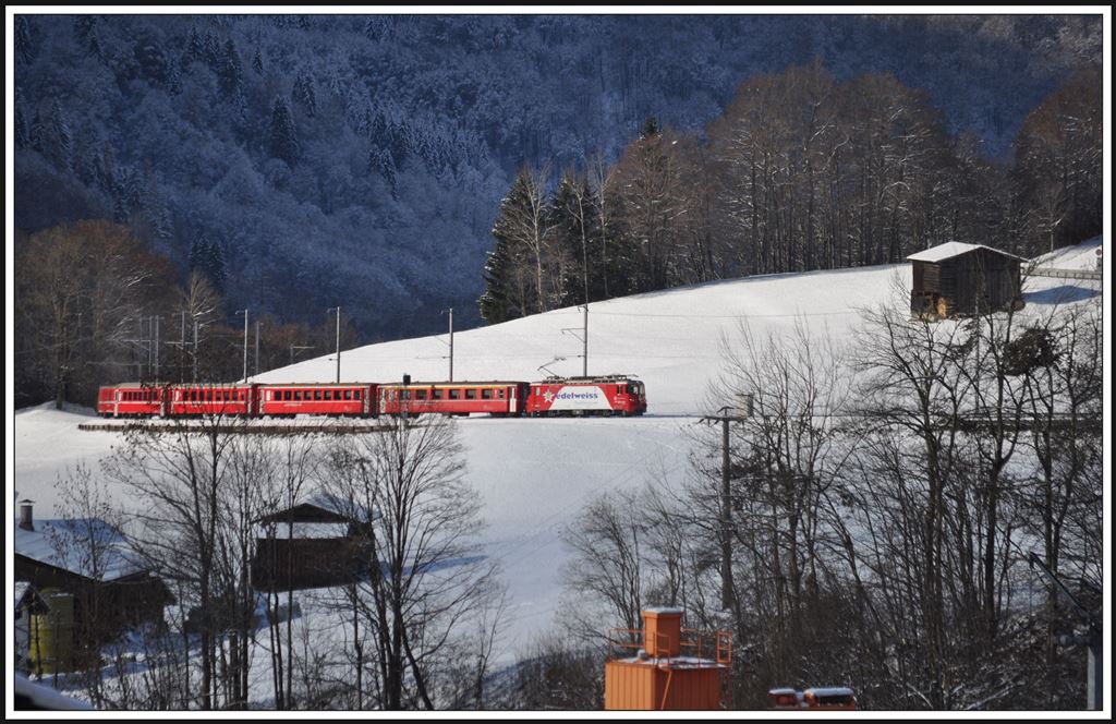 RE1237 nach Scuol-Tarasp mit der Edelweisslok 618  Bergün  nähert sich Klosters Dorf. (28.11.2013)