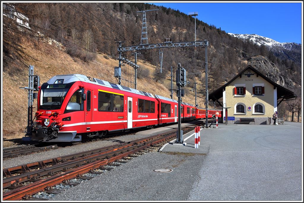 RE1240 Landquart-St.Moritz via Vereinatunnel beim Halt in Susch. Allegra ABe 8/12 3505. (10.04.2015)