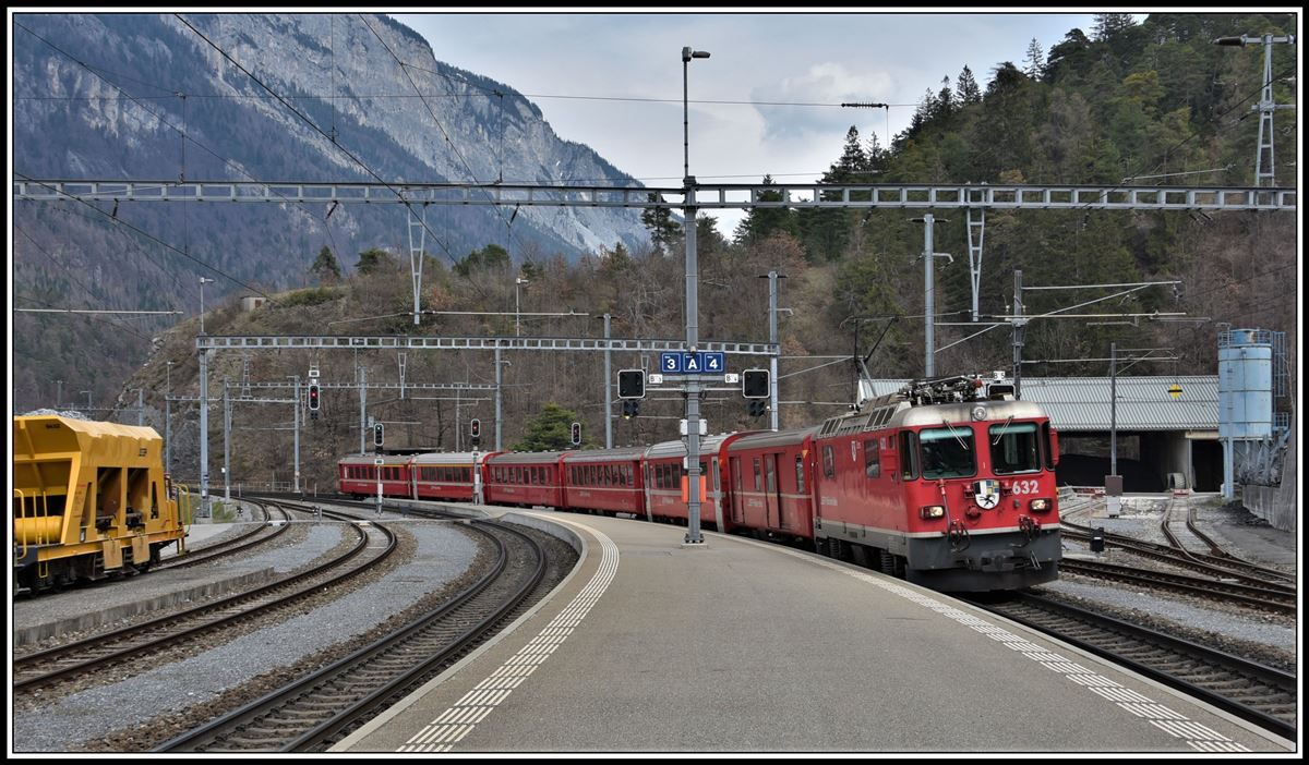 RE1240 mit Ge 4/4 II 632  Zizers  nach Disentis/Mustér in Reichenau-Tamins. (02.04.2019)