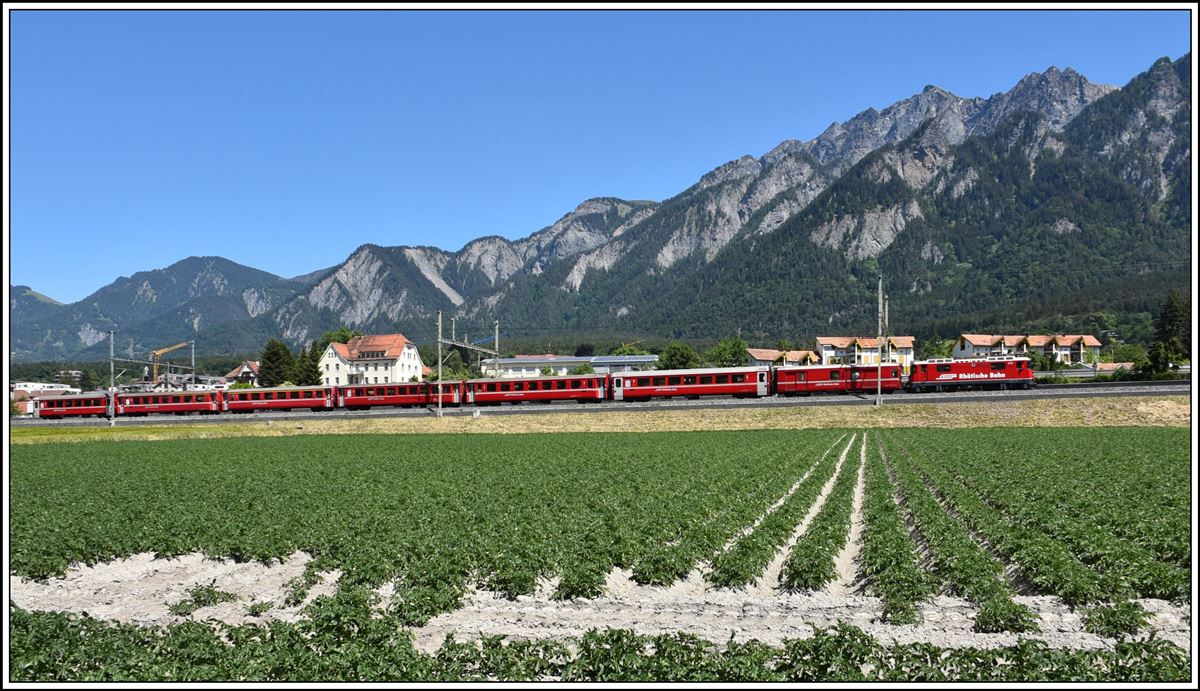 RE1240 mit Ge 4/4 II 618  Bergün/Bravuogn  in Chur Wiesental. Im Hintergrund der Montalin 2265m. (01.06.2020)