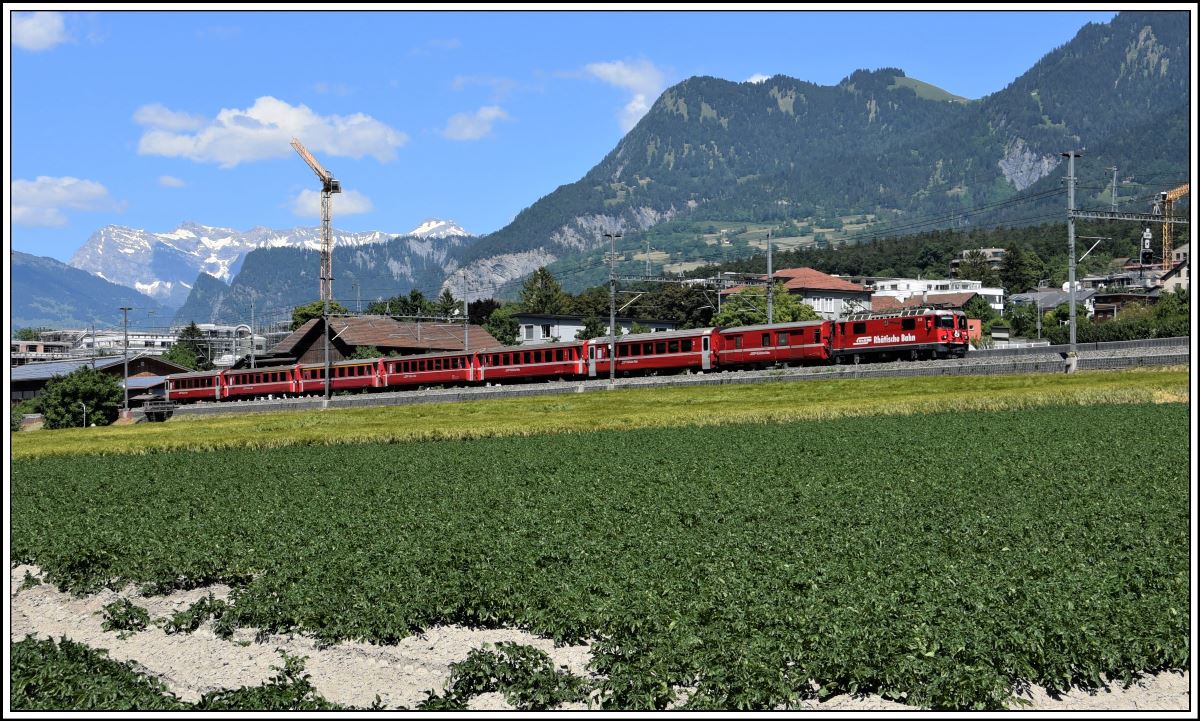 RE1240 mit Ge 4/4 II 618  Bergün/Bravuogn  in Chur Wiesental. (01.06.2020)