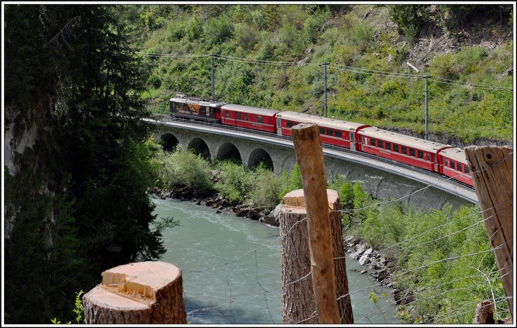 RE1240 mit der Ge 4/4 II 620  Zernez  bei der Hochwasserkurve unweit von Trin. (01.05.2014)
