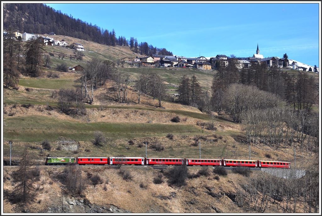 RE1240 mit der Ge 4/4 II 630  Trun  100 Jahre Chur-Disentis zwischen Lavin und Guarda. Auf 1650m liegt das schmucke Dorf Guarda, währenddem die Staziun Guarda sich auf 1431m befindet. Das sind 5 Minuten Postbusfahrt oder 40 Minuten Fussmarsch. (10.04.2015)