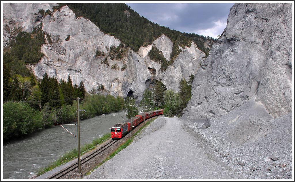 RE1240 mit Ge 4/4 II 617  Ilanz  in der Ruinaulta bei Versam-Safien. (05.05.2015)