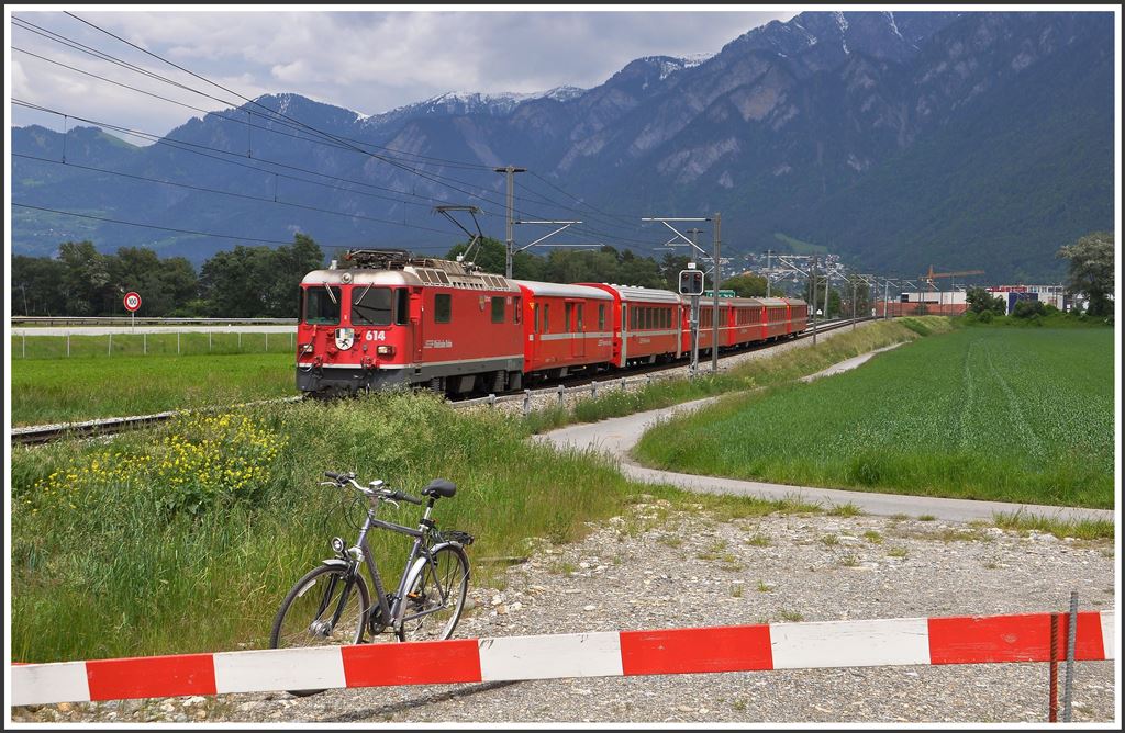 RE1240 mit Ge 4/4 II 614  Schiers  ist bei Felsberg auf dem Weg nach Disentis/Mustér. (24.05.2015)