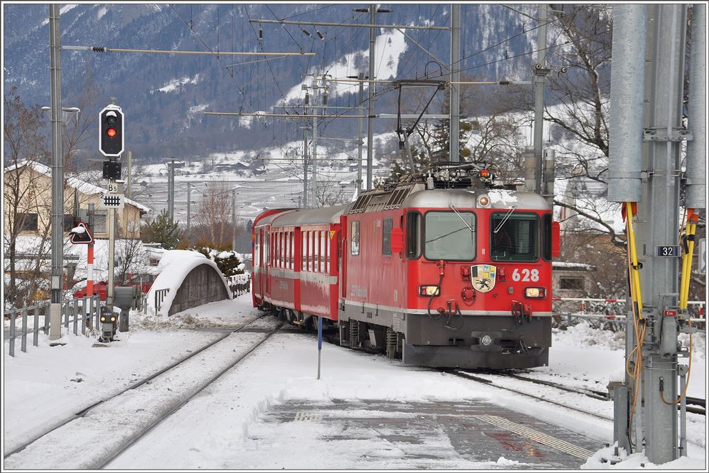 RE1240 mit der Ge 4/4 II 628  s-chanf  fährt in Landquart ein. (19.01.2016)