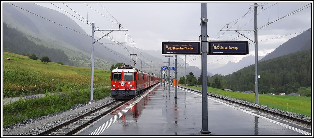 RE1240 nach Disentis mit der Ge 4/4 II 621  Felsberg  fährt in Sagliains ein. (01.07.2020)