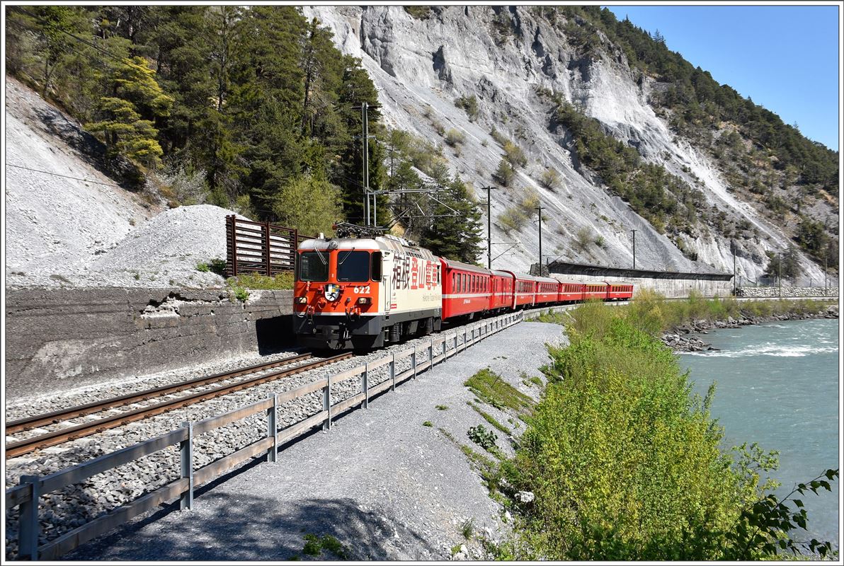 RE1241 mit Ge 4/4 II 622  Arosa  am Vorderrhein bei Trin, (14.04.2017)