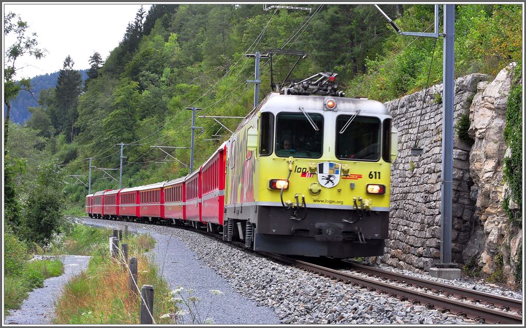 RE1241 mit Ge 4/4 II 611  Landquart  zwischen trin und Reichenau-Tamins. (10.09.2013)