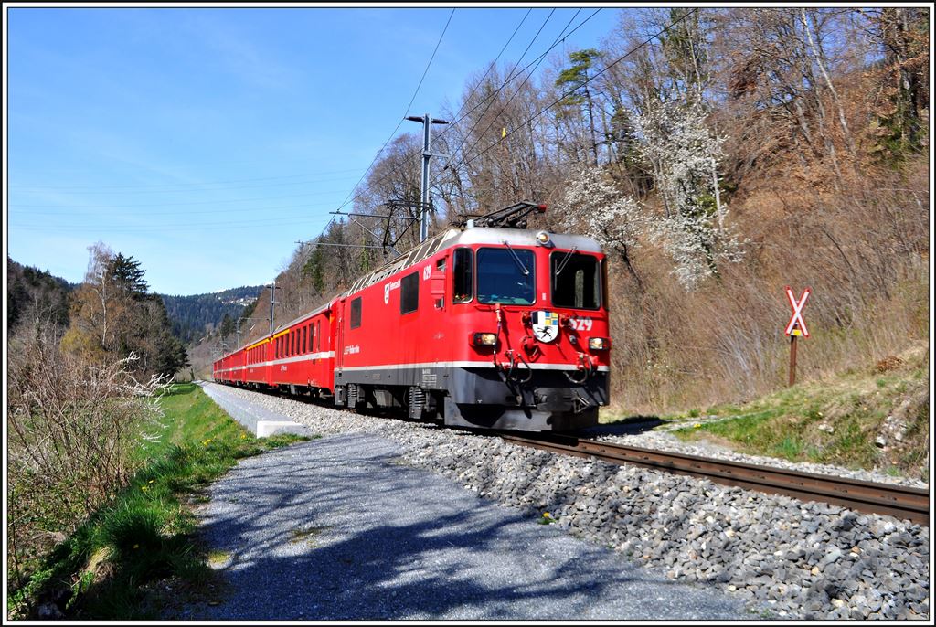 RE1241 mit Ge 4/4 II 629  Tiefencastel  zwischen Trin und Reichenau-Tamins. (02.04.2014)