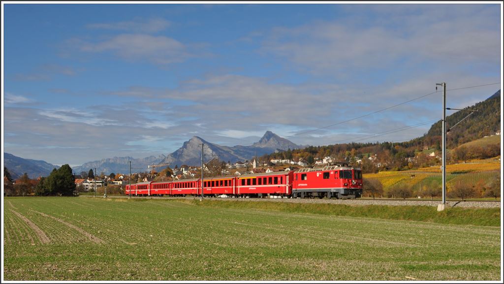 RE1241 mit Ge 4/4 II 632  Zizers  bei Malans. (06.11.2015)