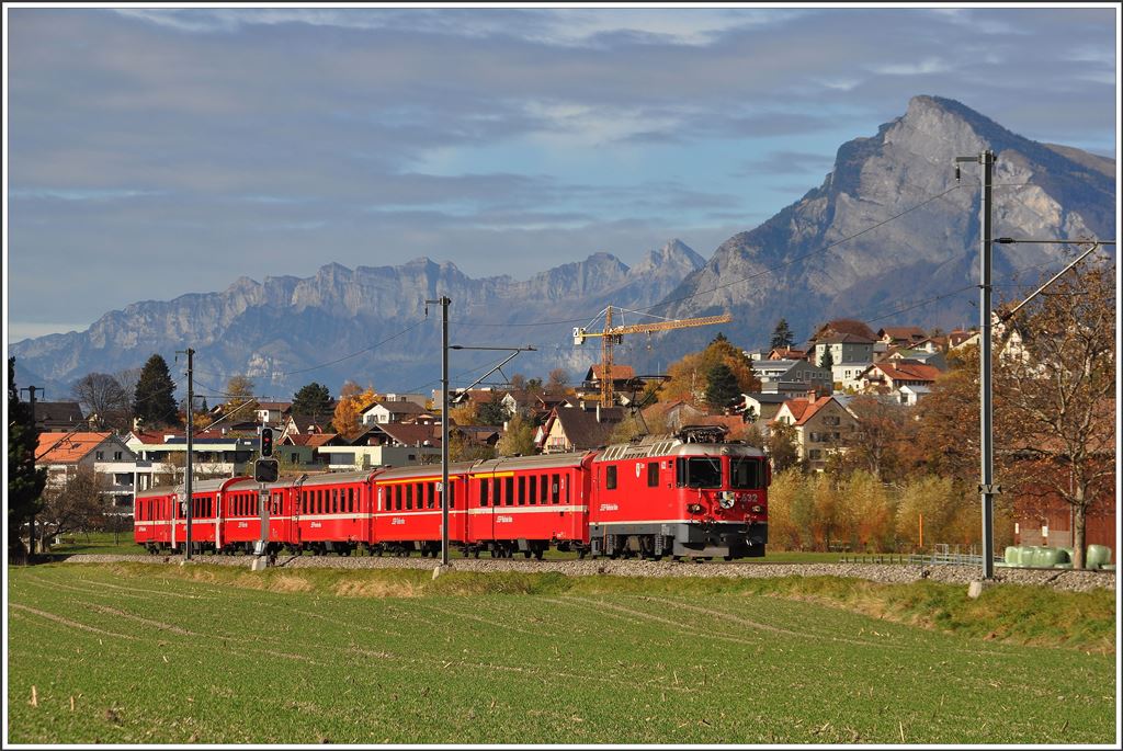 RE1241 nach Scuol-Tarasp mit Ge 4/4 II 632 Zizers bei Malans mit dem Gonzen und den Churfirtsen im Hintergrund. (06.11.2015)