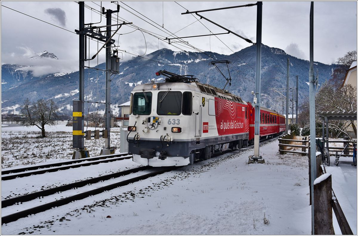 RE1241 nach Scuol-Tarasp mit Ge 4/4 II 633  Zuoz  in Malans. (04.01.2017)