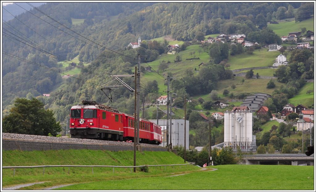 RE1241 nach Scuol/Tarasp mit Ge 4/4 II 628 bei Landquart. (25.09.2014)