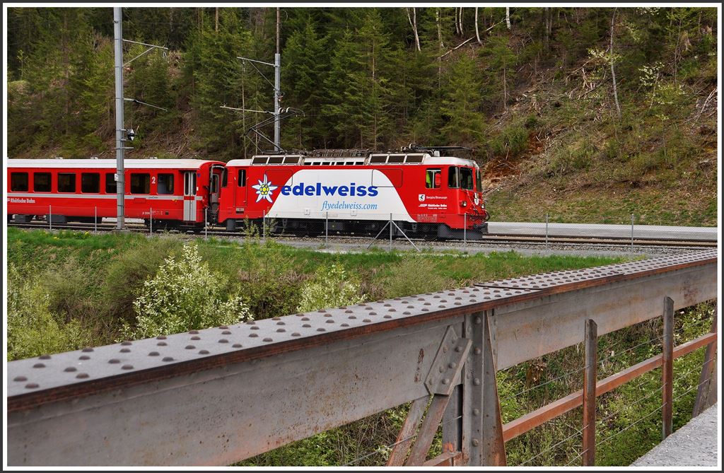 RE1244 mit der Edelweiss Ge 4/4 II 618  Bergün  in Valendas-Sagogn. (27.04.2015)
