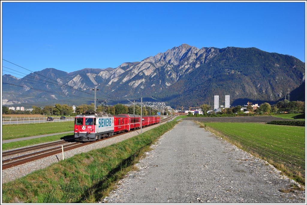 RE1244 mit Ge 4/4 II 616  Filisur  nach Disentis bei Felsberg. Im Hintergrund der Montalin und die Twin Towers der City West in Chur. (30.10.2014)