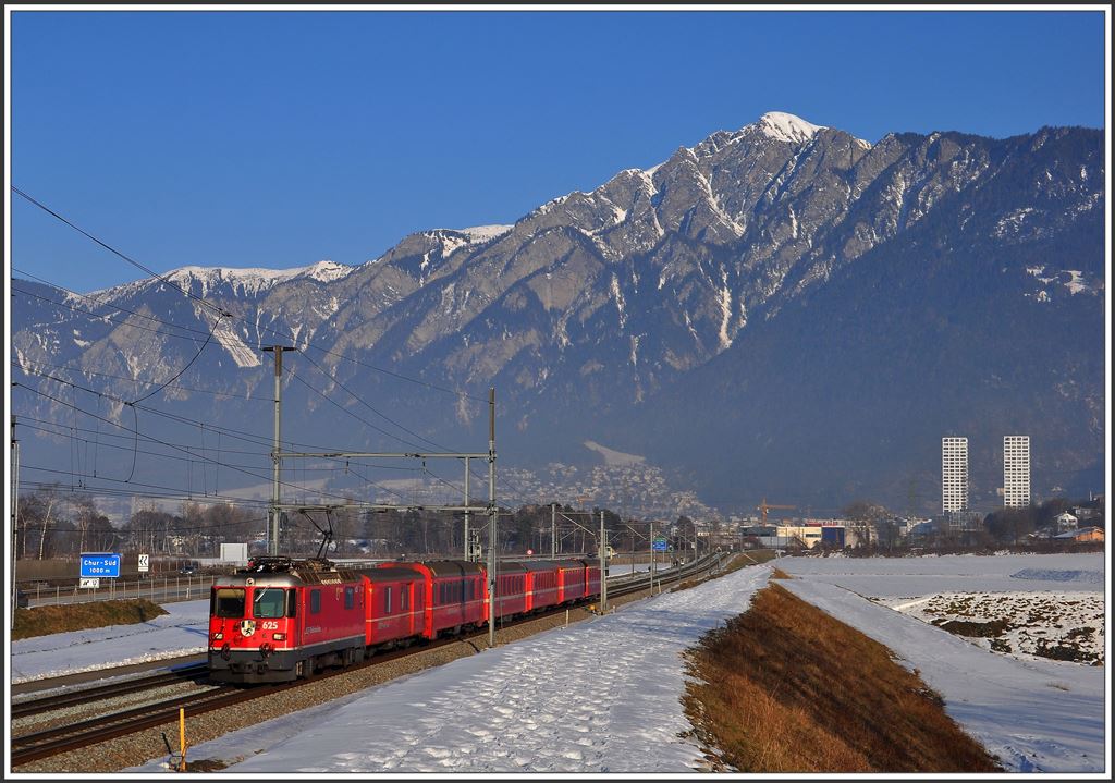 RE1244 mit Ge 4/4 II 625  Küblis  zwischen Chur West und Felsberg. Im Hintergrund der 2266m hohe Montalin. (11.02.2015)