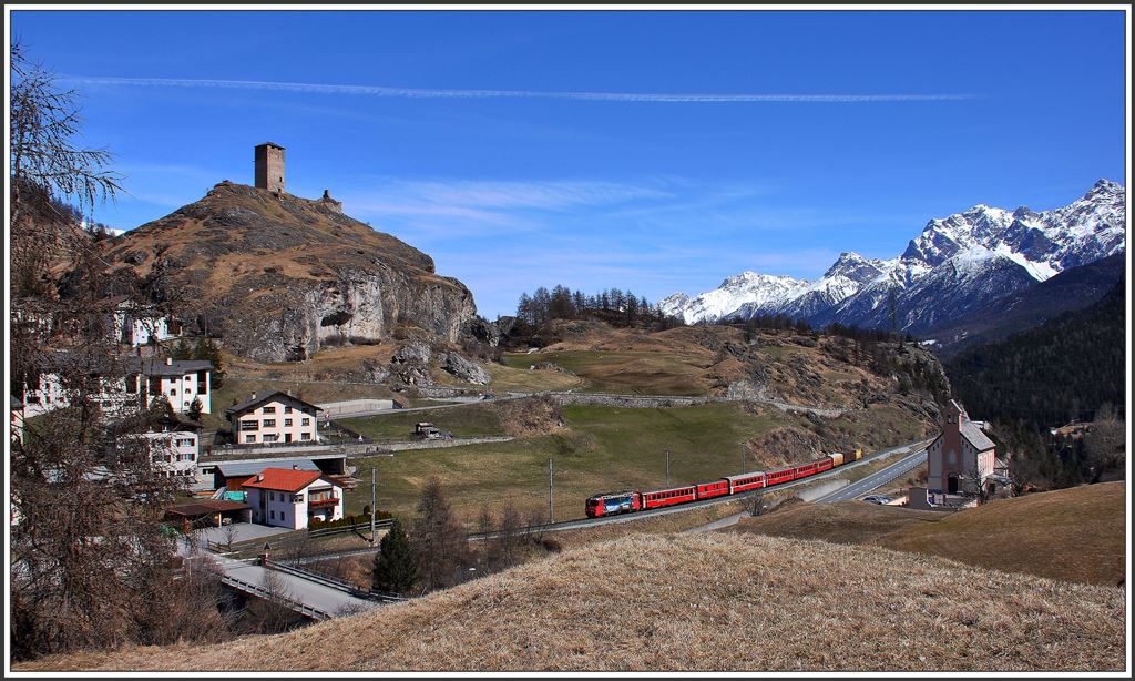 RE1244 mit der Ge 4/4 II 615  Klosters  in Ardez. (09.04.2015)