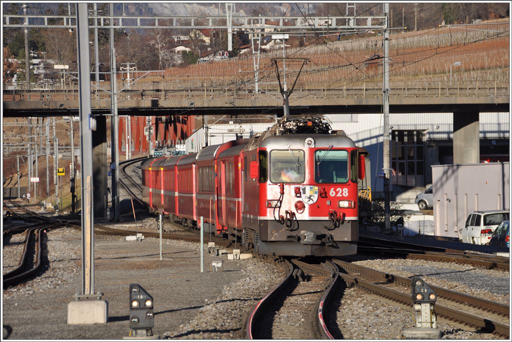 RE1244 mit Ge 4/4 II 628  s-chanf  fährt in Untervaz-Trimmis ein. (05.01.2016)