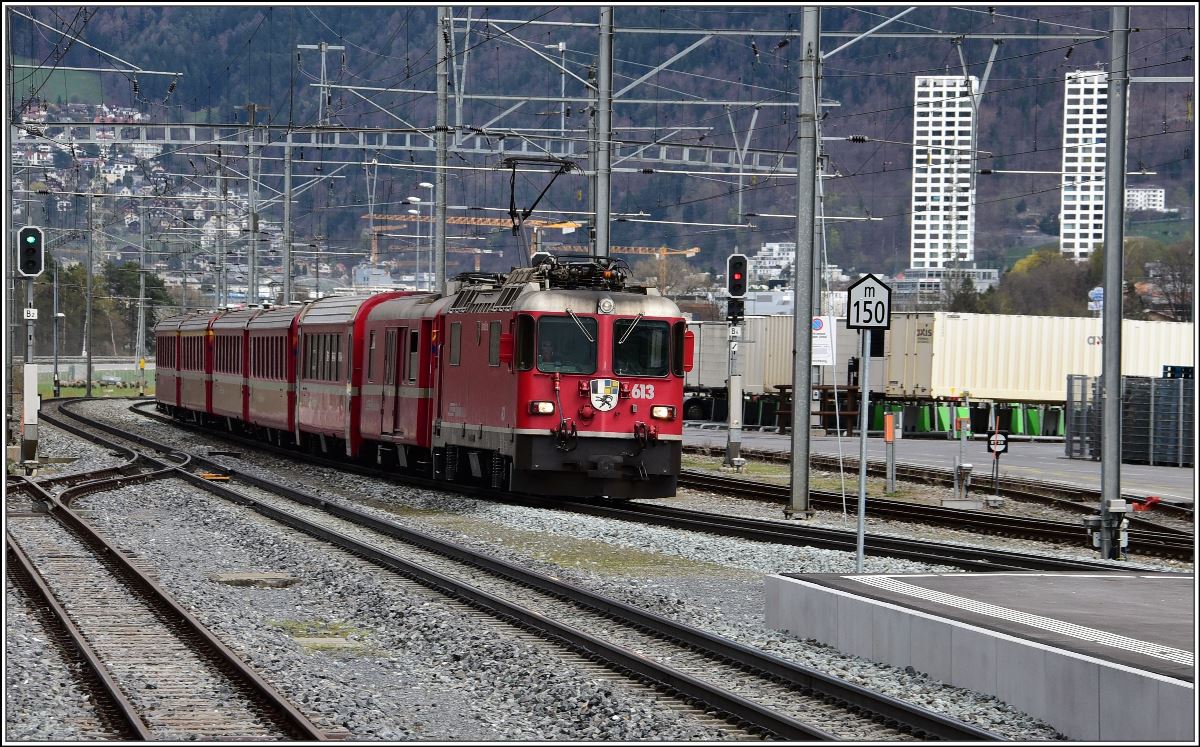 RE1244 nach Disentis mit Ge 4/4 II 613  Domat/Ems  in Felsberg. (10.04.2018)